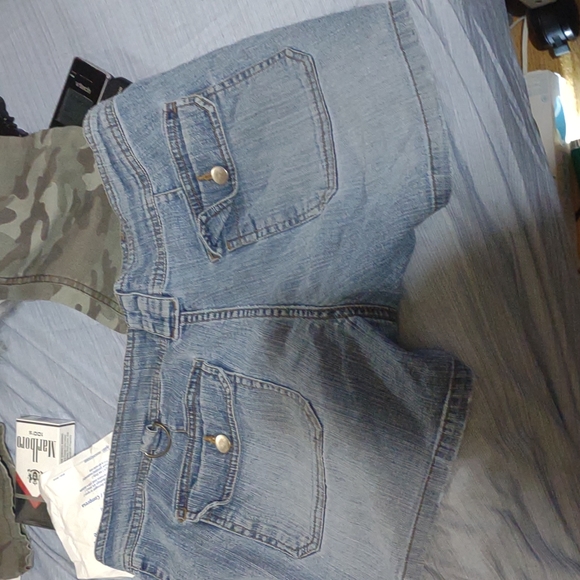 Short shorts - Picture 2 of 2